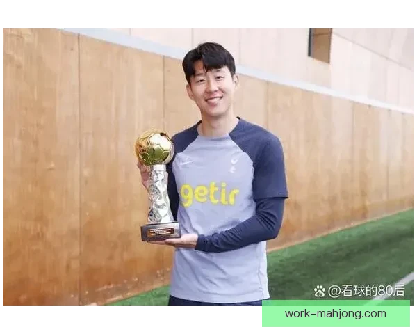 孙兴慜赛前为英超传奇球星颁发特别纪念奖项引关注 孙兴慜赛前为英超传奇球星颁发特别纪念奖项引关注
